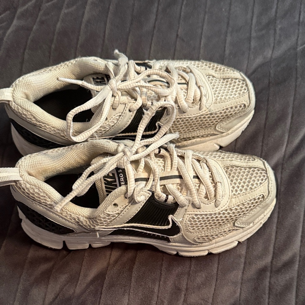 Nike Vomero 5 black and white